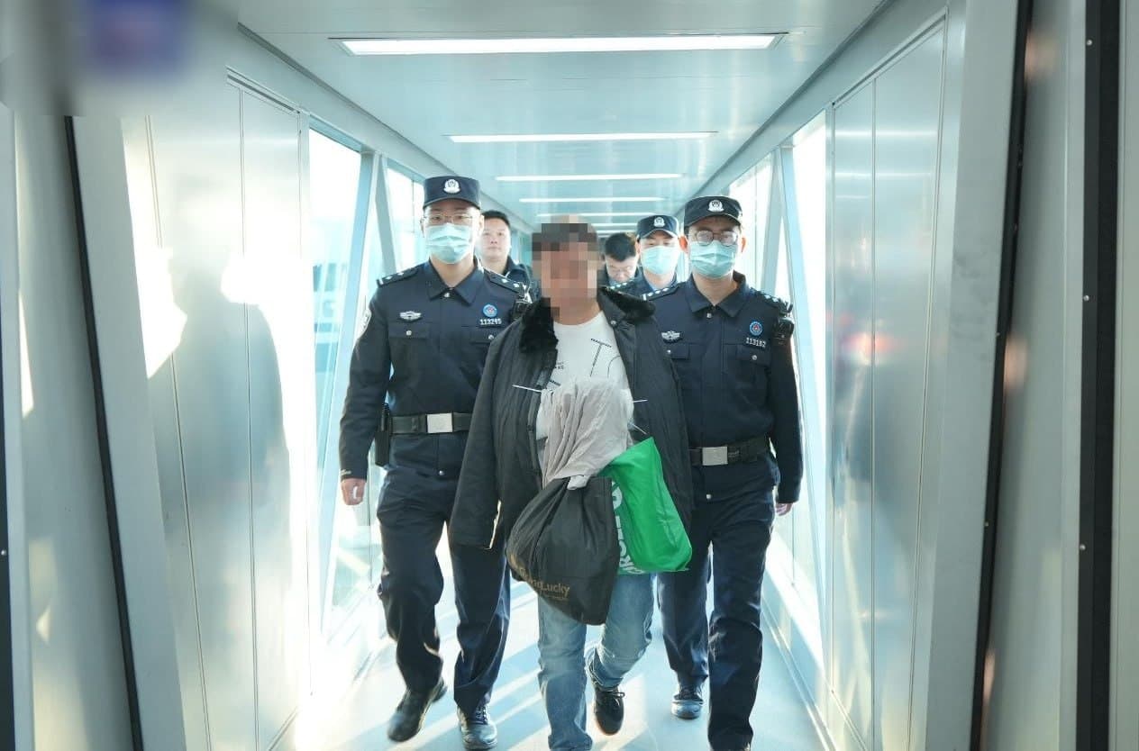 #泰国新闻 曼谷警方抓获利用虚假银行APP实施诈骗的中国籍男子 涉案金额155万泰铢 2026年7月27日,警方在廊曼机场开展抓捕行动,于嫌疑人登机准备返回中…