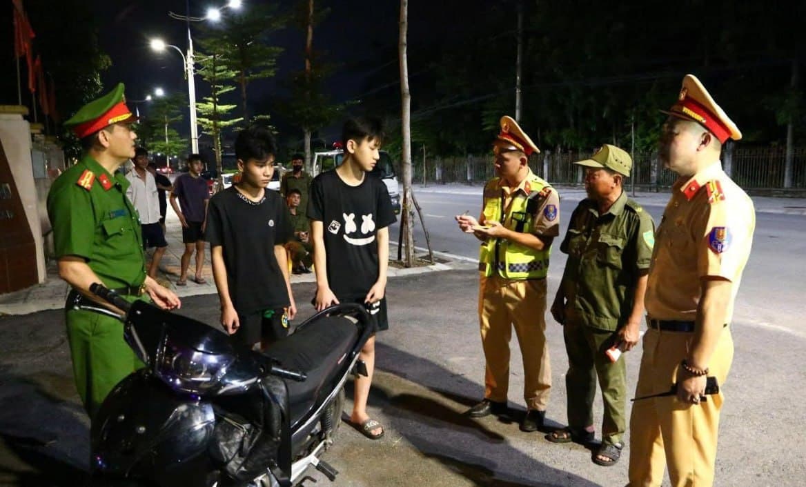 #越南新闻 宁平省开展夏季治安专项整治 严查青少年飙车炸街、持械游荡乱象 自 2026 年 8 月 1 日至 10 月 1 日,越南宁平省警方全面启动夏季治安…