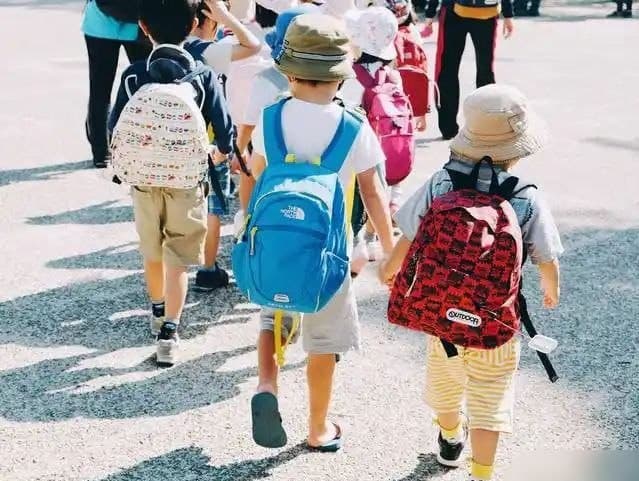 #马来西亚新闻 【12岁男童放学途中疑遭皮卡车追逐 警方介入调查】 2026年8月15日消息,柔佛州巴西古当发生一宗令家长担忧的可疑事件:一名12岁男童放学步…