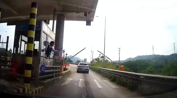 看来他不是第一次闯高速了,还知道这杆子能掰弯!(视频 1/1)