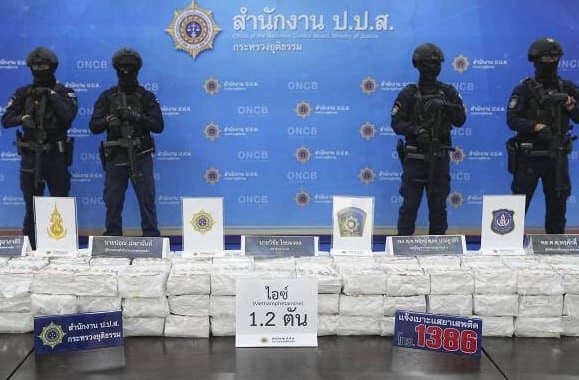 #泰国新闻 泰国大城府高速破获特大贩毒案!截获320公斤冰毒,市值超3800万泰铢 2026年8月10日消息, 泰国大城府高速交警联合国家禁毒局开展专项缉毒突…