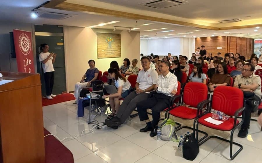 #马来西亚新闻 北大马来西亚校友会寄语新生:深耕专业 传承文化 不负韶华 2026年8月13日消息,北京大学马来西亚校友会会长赖贞瑝在新生茶会上,为即将赴华求…