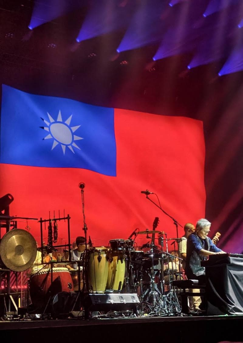 罗大佑演唱会藏大彩蛋!《国旗歌》震撼全场 华语流行乐坛教父罗大佑日前携手春龙交响团,在台北流行音乐中心连办两场「所以明天会更好」演唱会,虽已圆满落幕,但隐藏歌…