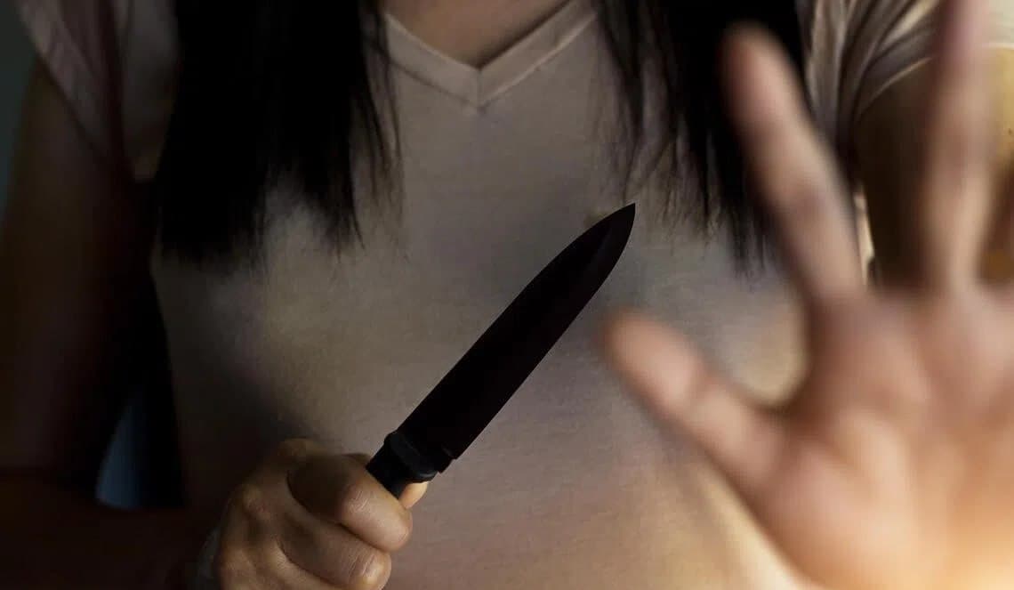 #新加坡新闻 芽笼足疗店洗衣机琐事引发肢体冲突,女技师持刀恐吓并咬伤同事被判入狱两周 芽笼一家足疗店内,两名女技师因洗衣机使用问题爆发争执,40岁中国籍女技师…