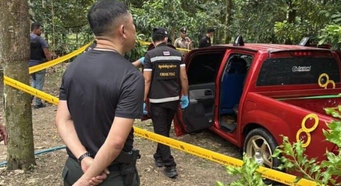#泰国新闻 那空是贪玛叻毒枭拒捕,驾车冲撞警方逃入果园交火,嫌疑人重伤被捕 2026年 8月18日消息,那空是贪玛叻府蓬基里警方接到线索,对34岁通缉男子Pi…