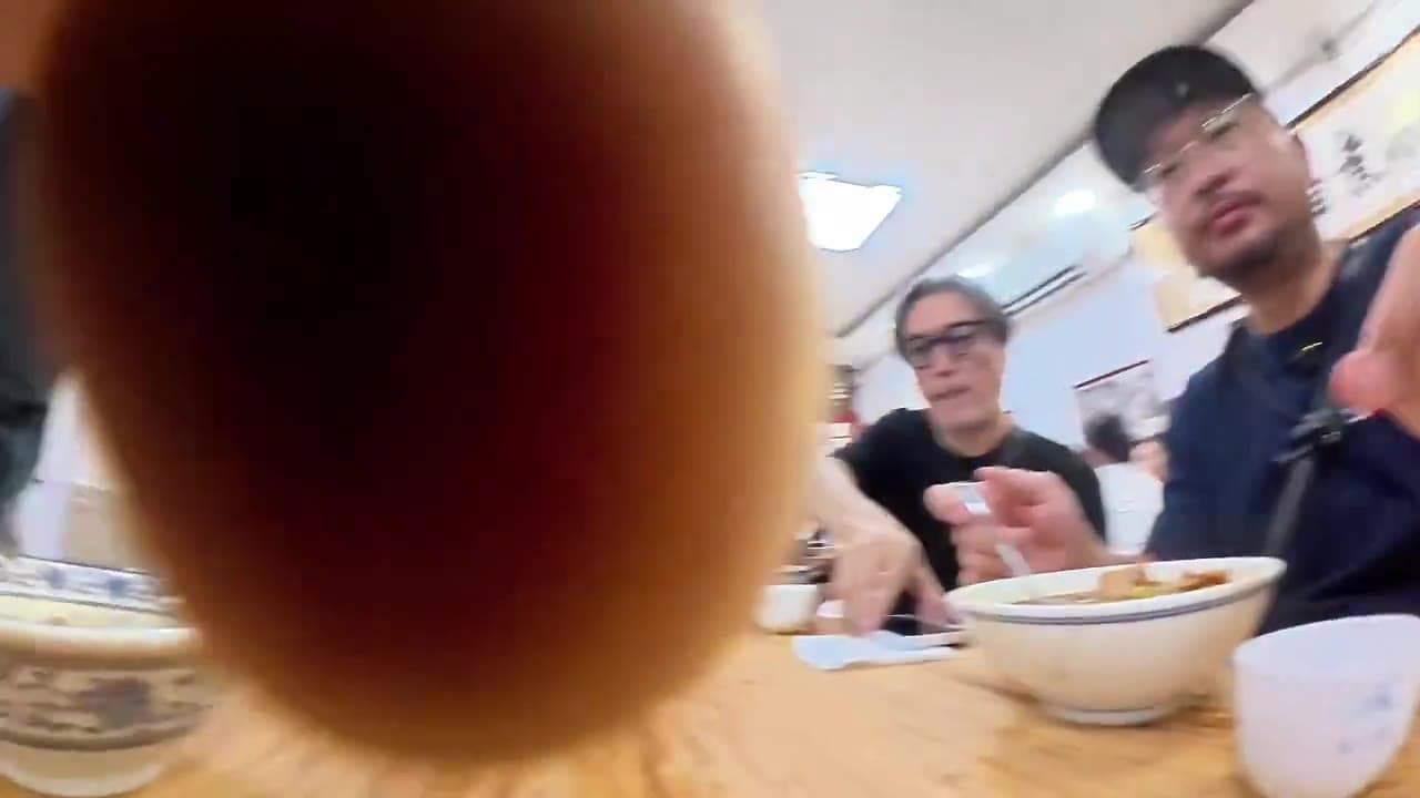 “和平年代最热血之人” 7月29日,北京。 一网友带日本同事在餐馆吃饭,结果被一“爱国”醉酒大爷纠缠。 大爷先是教育网友“中国人在外边地位高了”,而后还上手去…