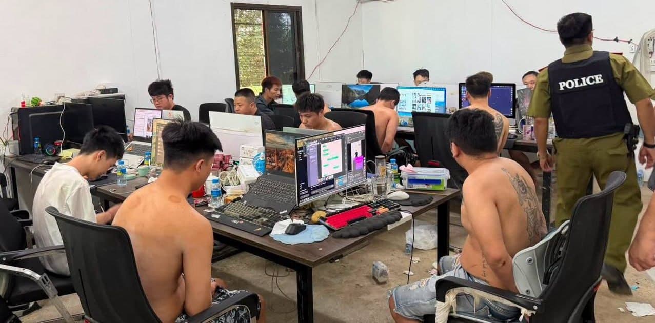 #老挝新闻 【老挝连破两大电诈窝点 万象589人磨丁135人落网缴海量设备】 2026年8月18日消息,老挝警方近期在首都万象一栋建筑逮捕589名涉电诈嫌疑人…