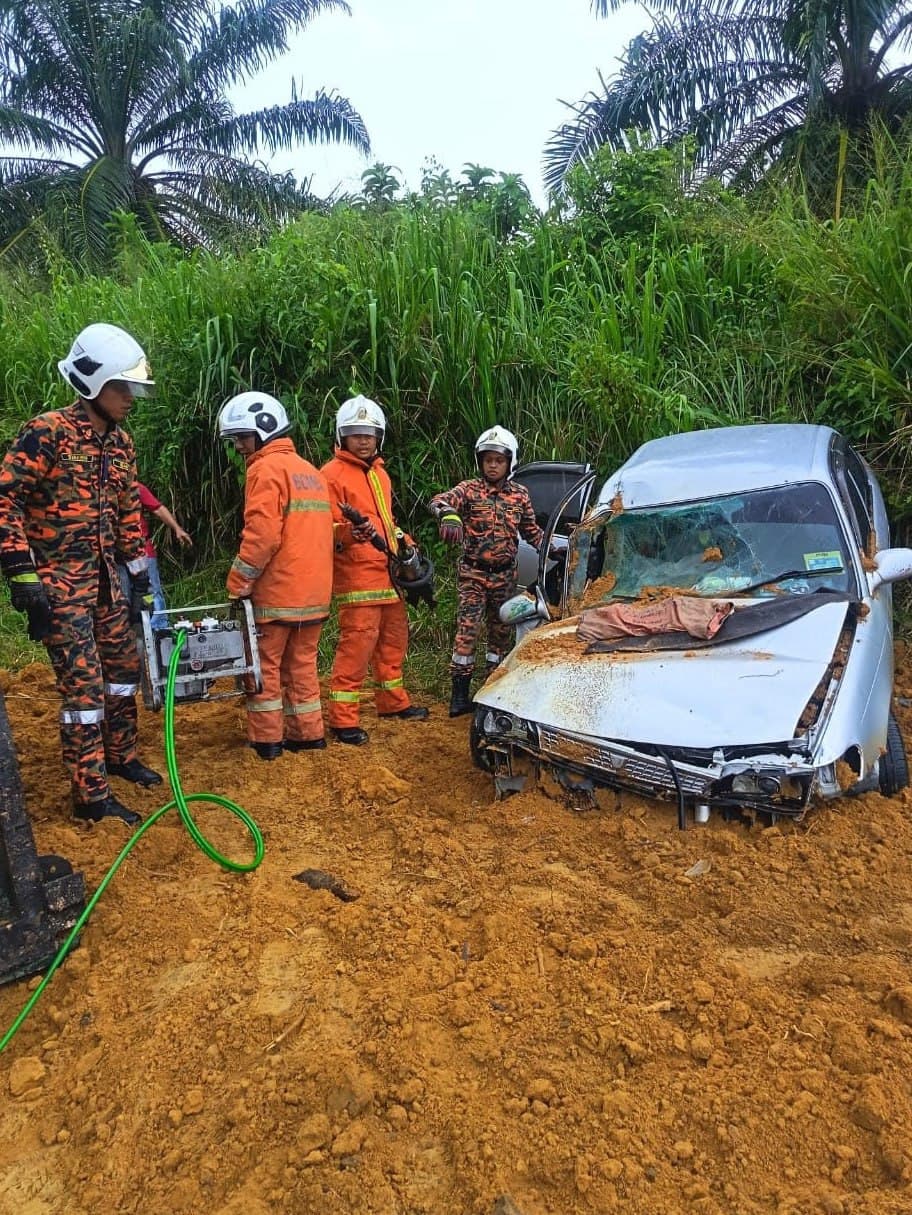 #马来西亚新闻 重载货车侧翻压扁轿车,华裔车主被困受伤获救送医 2026年8月9日消息,马来西亚霹雳州上演惊险车祸,一辆载重 5 吨、满载泥土的货运卡车行驶途…