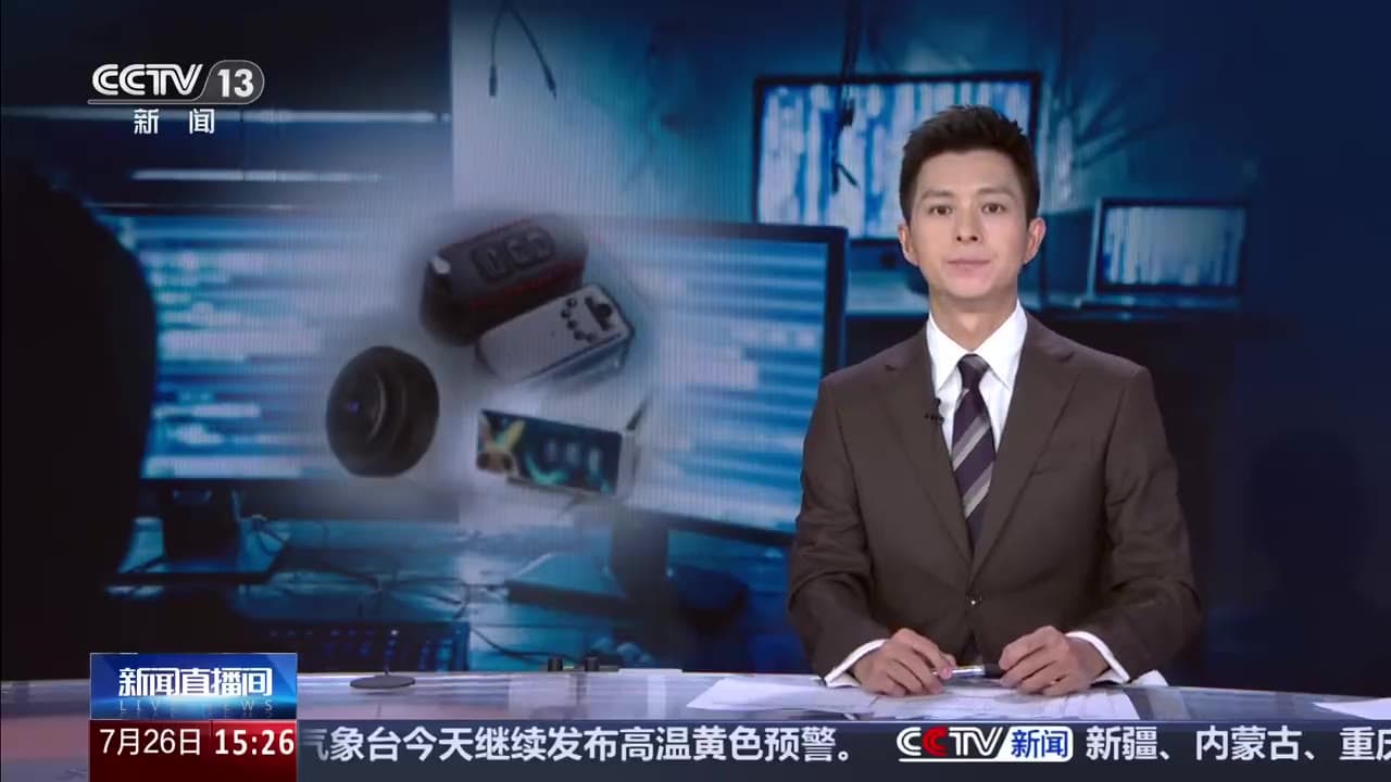 房东潜入出租屋装摄像头偷拍情侣 王女士和男友在北京丰台租住了一处房屋,可入住后,两人发现床铺正上方的天花板上有一个圆形的小孔。他们上前查看,发现里面隐藏了一个…