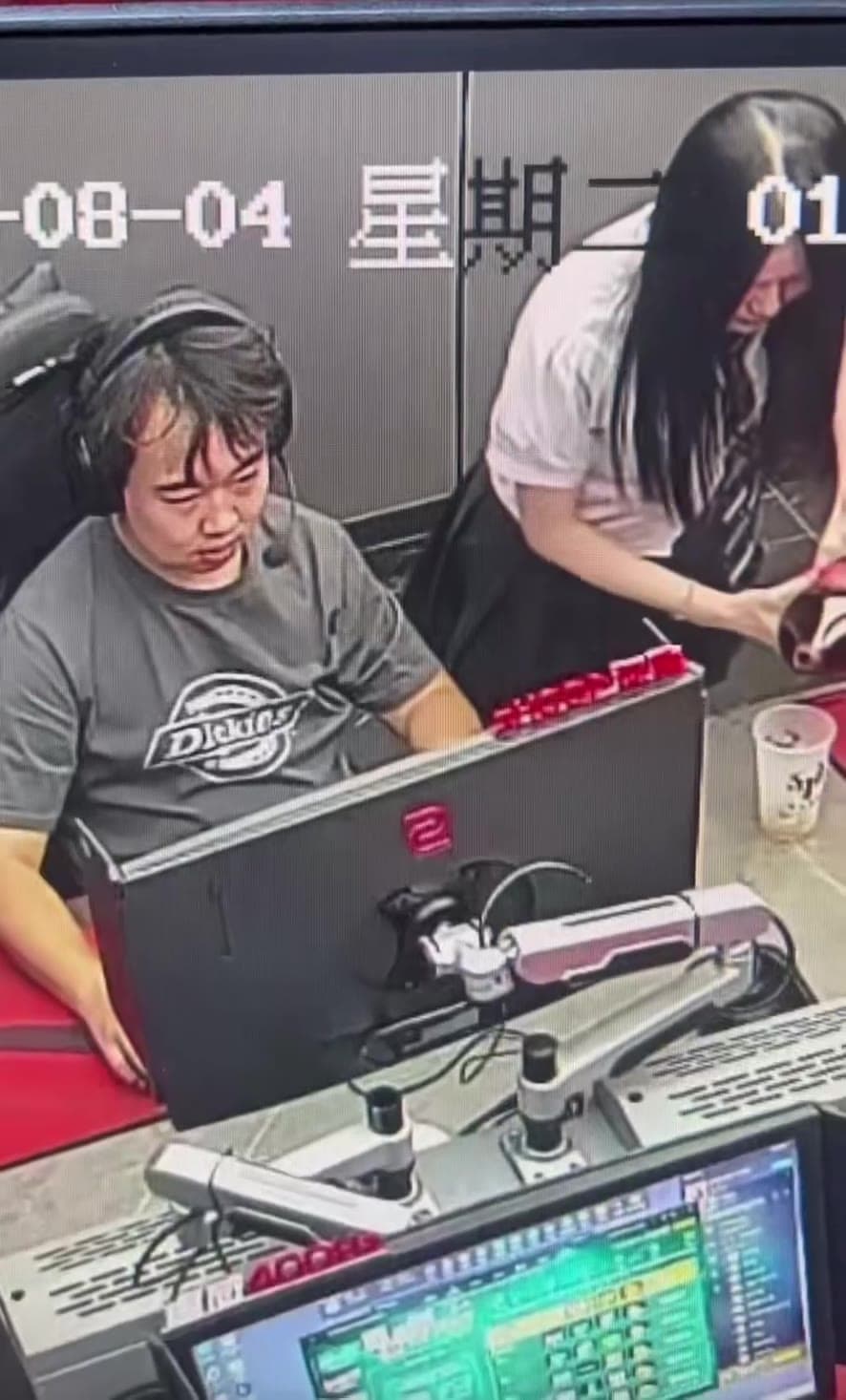 有网吧老板问,他招的这个大学生暑假工还能不能要?🤣🤣(视频 1/1)