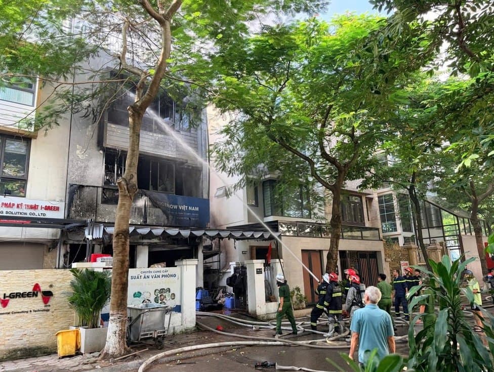 #越南新闻 河内冯旷新都市区商住联排屋突发火灾,狭长筒楼结构加剧火势蔓延 2026年 8月17日消息,河内冯旷新都市区青春坊20‑TT3B号一栋80㎡三层带阁…