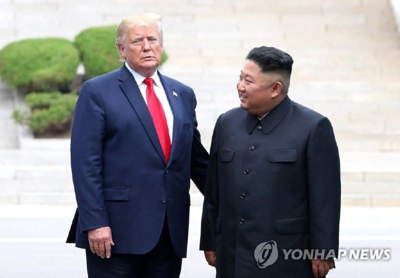 特朗普确认年内会晤金正恩 无核化问题避而不答 美国总统特朗普19日上午在白宫回答记者提问时明确表示,年内将与朝鲜国务委员会委员长金正恩会晤,释放尽快重启美朝对…