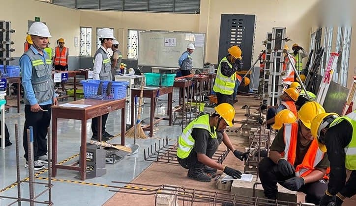 #柬埔寨新闻 柬大力吸纳归国务工人员 上半年新增九万余个岗位,呼吁返乡劳工扎根本土规避跨境务工隐患 柬埔寨劳工部发言人孙梅萨于马德望省技术学院对外表态,大批先…