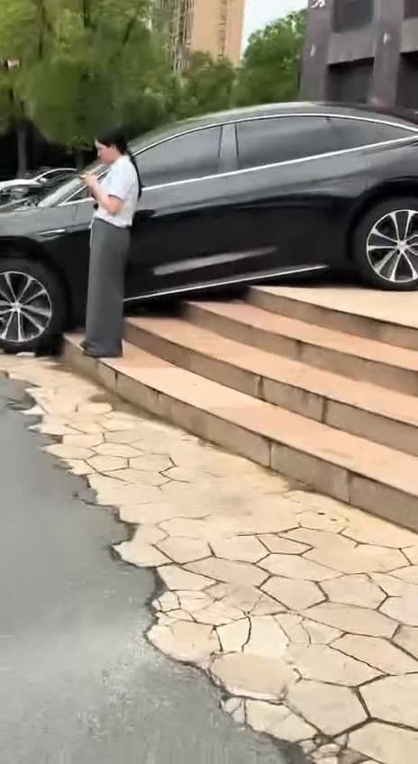 美女在给谁聊会天,好像哭了 问题来了,她是倒上去的,还是开下来的 #女司机(视频 1/1)