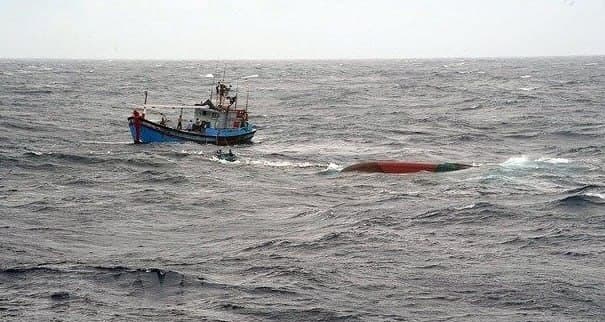 #越南新闻 越南渔民坠海漂流96小时奇迹生还,海军舰艇深夜风浪中成功施救 2026年 8月18日消息,越南海军129旅743号舰艇执行海上任务,在升龙油气平台…