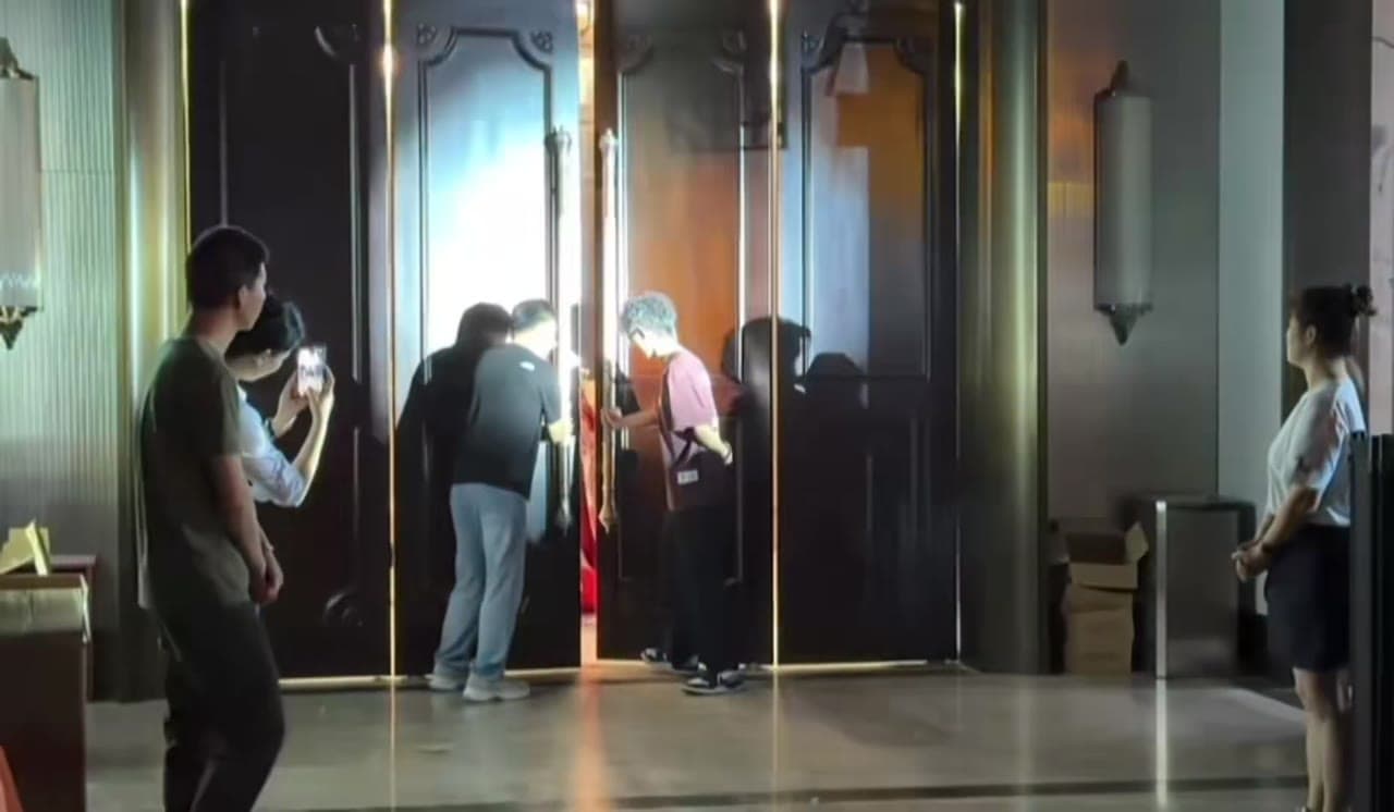 一生的梦魇!周日内地一场婚礼,在新娘入场的关键时刻,一老妇冲出来抢喜,新娘被当场气哭 #结婚 #搞破坏(视频 1/1)