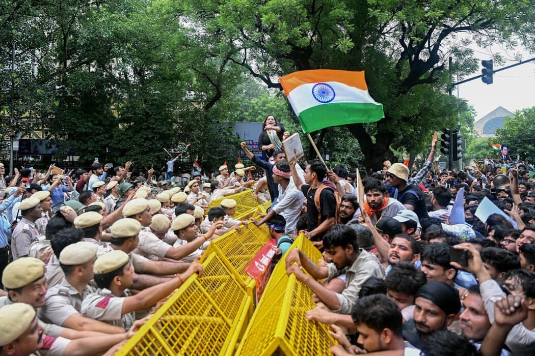 🇮🇳🎓 考试泄题引爆青年怒火,印度数千人抗议莫迪政府 ⠀ 印度各地数千名年轻人近日聚集在新德里,抗议医学院入学考试因疑似泄题被取消,并要求政府为长期存在的考试…