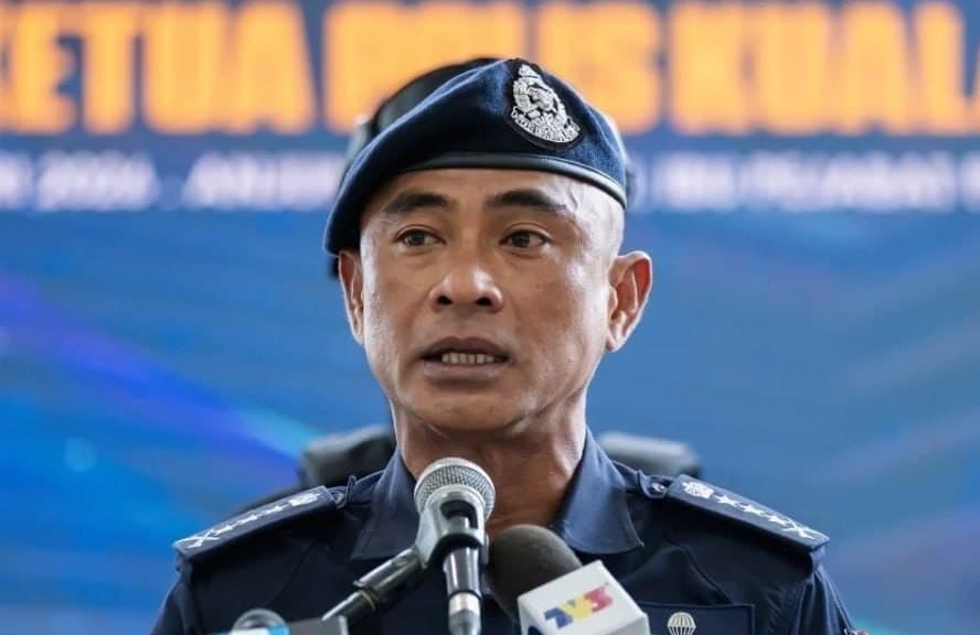 #马来西亚新闻 12警官涉勒索200万令吉案件出现重大反转,报案者实为国际通缉犯 2026年7月29日消息,吉隆坡警方通报12名警员涉嫌勒索案的最新调查进展。…