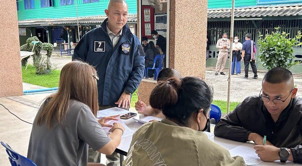 #泰国新闻 41名泰国籍赌网管理员辗转柬老两国非法作业,于万象搭建赌博据点,遭老挝警方全部遣返 2026年8月11日消息,泰国廊开府警方联合移民部门接收老挝遣…