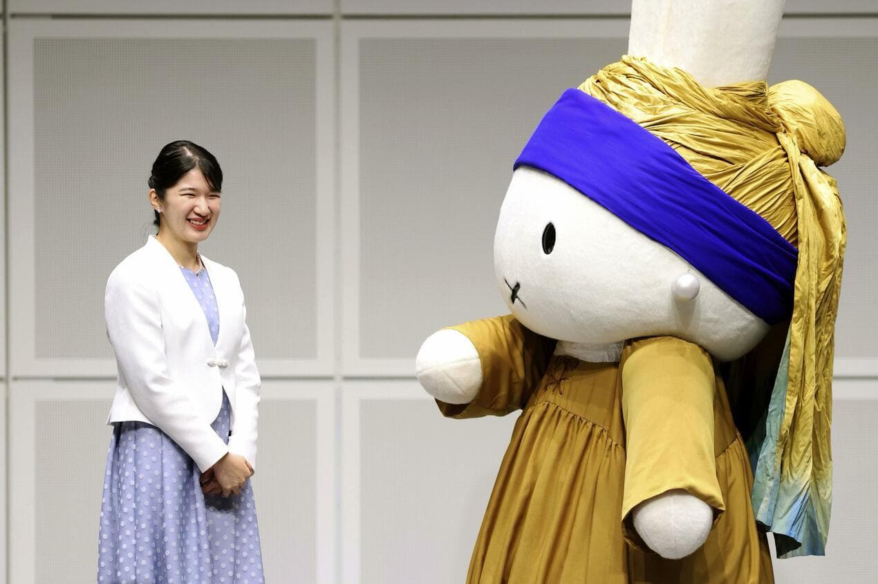 日本天皇长女爱子参观维米尔《戴珍珠耳环的少女》展 日本天皇夫妇长女爱子20日造访大阪市的大阪中之岛美术馆,参观21日开幕的“维米尔《戴珍珠耳环的少女》展”。爱…