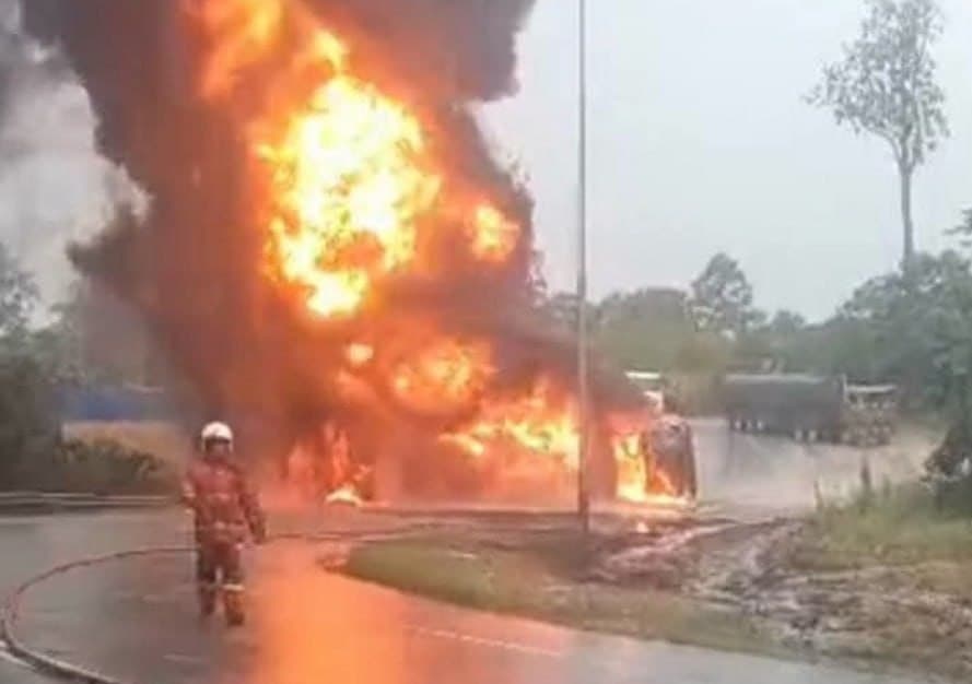 #马来西亚新闻 【淡马鲁油罐车失控翻覆压扁轿车 车内两人葬身火海】 2026年8月15日消息,彭亨州淡马鲁今日下午发生一起严重交通事故,造成轿车内两人当场身亡…