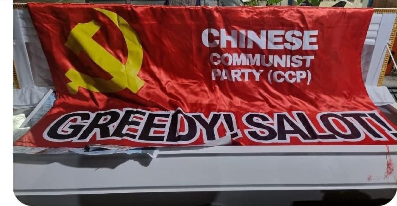 菲律宾首都发现带有反华标语的弃置棺材 菲律宾外交部声明: 马尼拉,2026年8月7日——菲律宾外交部(DFA)不认可针对任何个人,包括外国公民或官员的暴力行为…