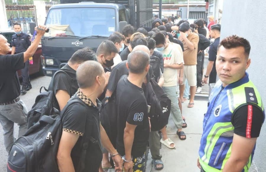 #马来西亚新闻 柔佛大型跨境电诈案进入司法阶段,累计335人被捕,194名嫌犯分批提控 2026年7月30日,柔佛警方侦破的特大跨境电信诈骗集团案件推进司法程…