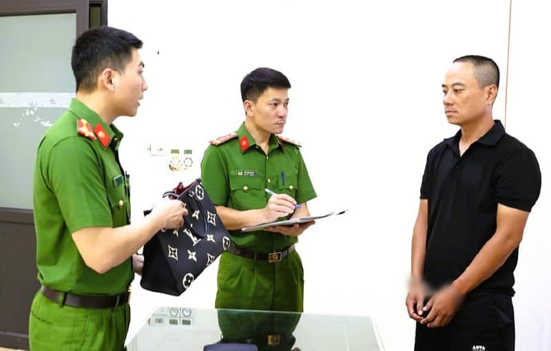#越南新闻 惯犯砸窗窃走财物超7亿越盾后跨省逃亡,刚刑满释放再度作案 2026年 8月18日消息,宁平省公安厅对外通报,警方抓获42岁河内籍男子裴辉秀。该男子…