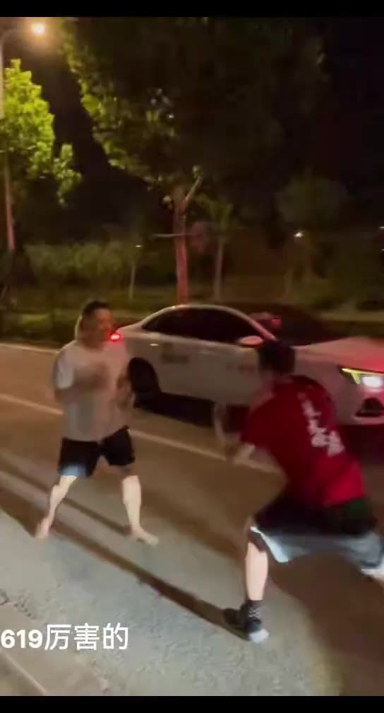 装逼遇到专业的😂😂警察还当裁判 #洋麻雀 #拳击 #打人(视频 1/1)