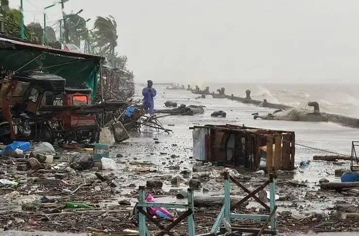 #菲律宾新闻 【双台风叠加季风强降雨 菲已致23死3失踪490万人受灾】 2026年8月16日消息,菲律宾国家减灾委截至当日上午6时通报:受台风“白海豚”“鲸…