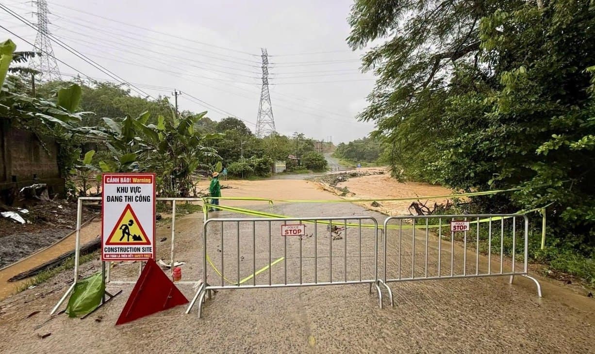 #越南新闻 广治省连日暴雨诱发山洪,道路桥梁被洪水淹没,多处边境村落交通受困中断 2026年8月11日消息,广治省各乡镇通报灾情,当地连续三日遭遇强降雨,上游…
