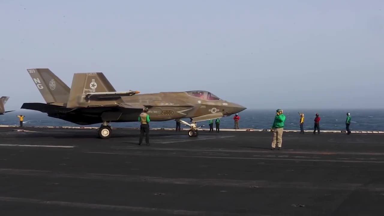 一架美国海军陆战队 F-35C 隐形战斗机从“亚伯拉罕·林肯”号航空母舰(CVN 72)上起飞。当时该航母正在阿拉伯海航行,并支持美国针对伊朗实施的海上封锁行…