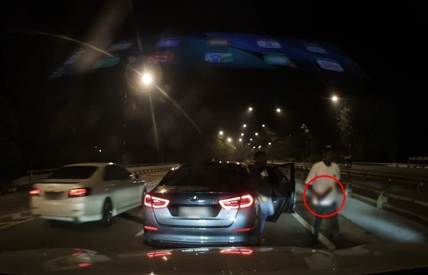 #马来西亚新闻【闪灯提醒突切道轿车,男子遭逼停亮刀恐吓】 2026年8月3日消息,一名华裔男子今晨约5时50分驾车载妻儿前往士乃国际机场途中,因闪灯示意一辆突…