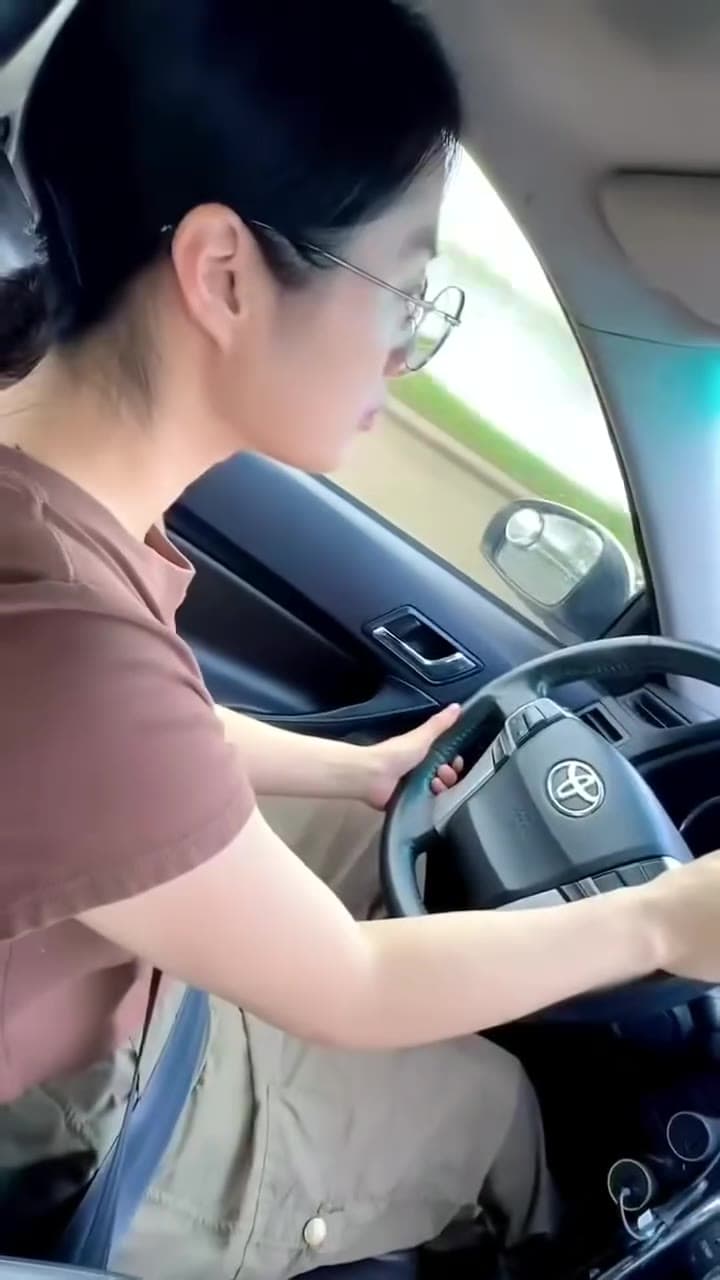 #女司机 雨天路滑 #车祸(视频 1/1)