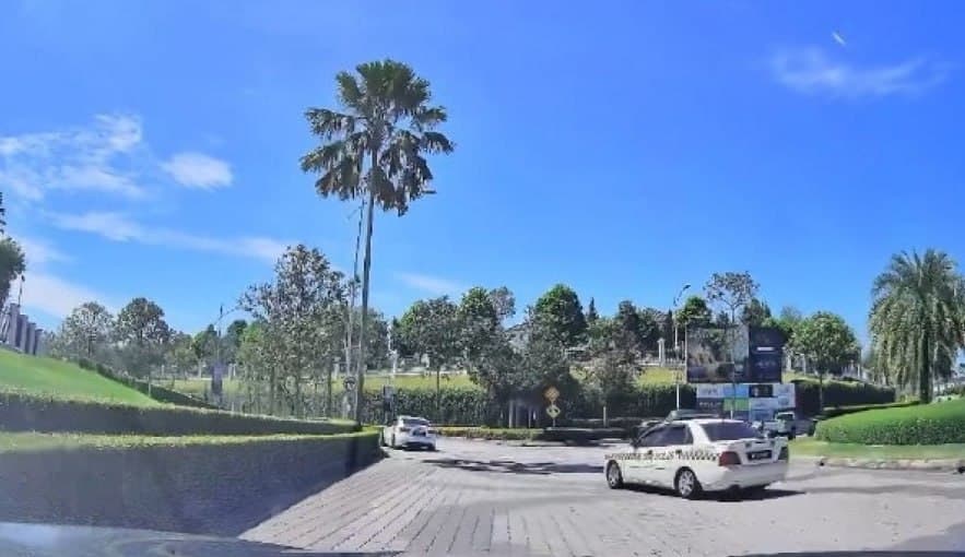#马来西亚新闻 【白色起亚轿车与加影交警追逐逃脱 警方追查涉案司机】 2026年8月17日消息,加影警区证实,警方正追查一辆在交通执法行动中逃脱的白色起亚福瑞…