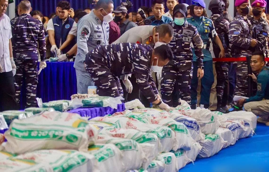 #印尼新闻 【纳土纳海域截获1.3吨氯胺酮 史上罕见 8外籍船员被捕值1.16亿美元】 2026年8月17日消息,印尼国家缉毒局联合海军、海关、警察与情报机构…