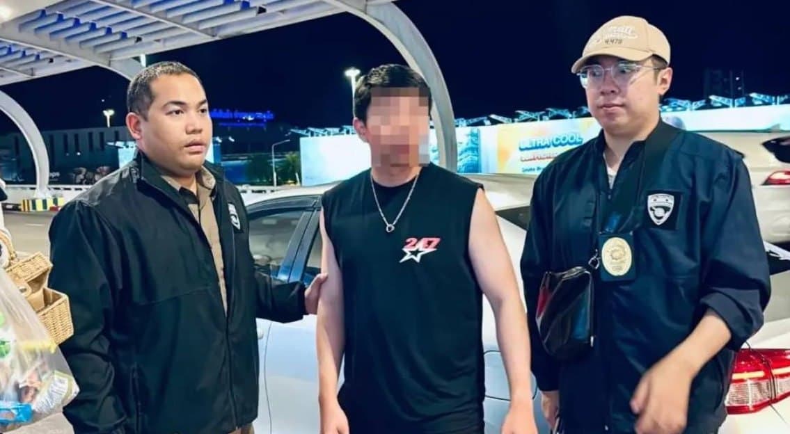 #泰国新闻 跨国反诈收网:印尼诈骗头目普吉岛被捕 婚恋叠加虚拟币诈骗骗取千万美元 2026年8月12日消息,泰国移民警察于普吉岛一处高端度假村抓获一名33岁印…
