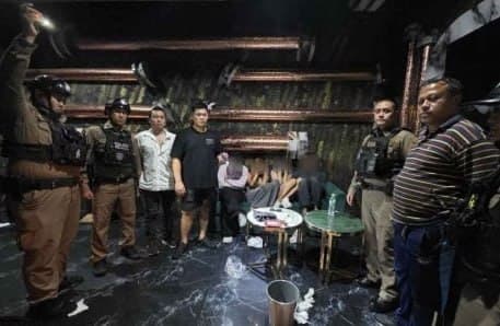 #泰国新闻 曼谷突袭缅甸无证地下酒吧!多人涉毒被抓,含未成年人 近日周日凌晨,泰国警方针对曼谷旺通朗区开展夜间专项清查行动,突击搜查Pradit Manuth…