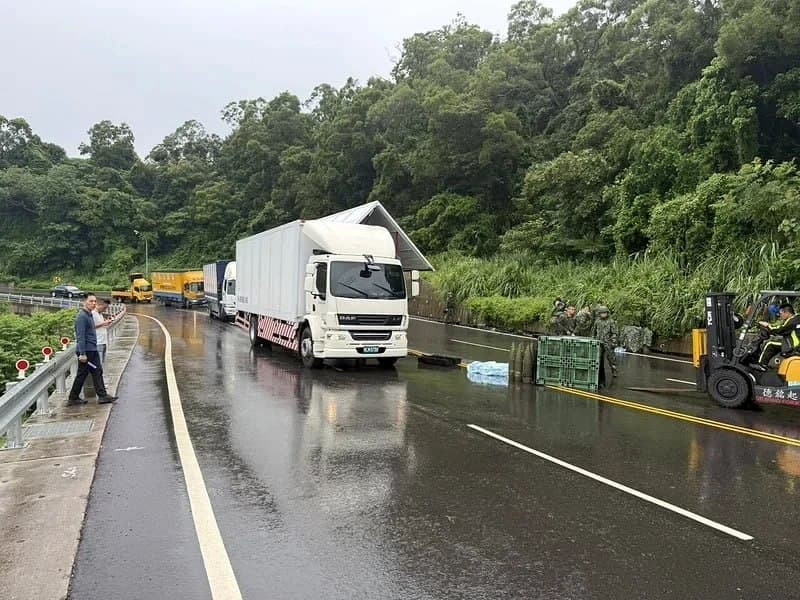 8.9 台湾“汉光演习”第五日期间,台湾军方进行征用民间货车载运弹药演练时发生意外。一辆受委托的民用货车行经苗栗台 13 线头屋路段(约 18 公里处的下坡连…