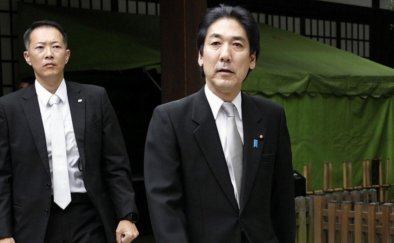 日本国防部长小泉到靖国神社参拜 日本防卫相小泉进次郎在“终战日”15日参拜了位于东京九段北的靖国神社。这是2024年8月15日的木原稔之后,再次有在职防卫相参…