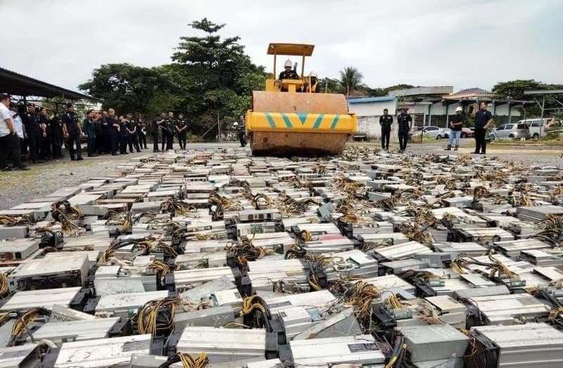 #马来西亚新闻 吉打警方销毁1408台非法比特币挖矿设备,总值约160万令吉 马来西亚吉打州警方集中销毁过去五年在辖区查获的1408台比特币挖矿设备,涉案设备…