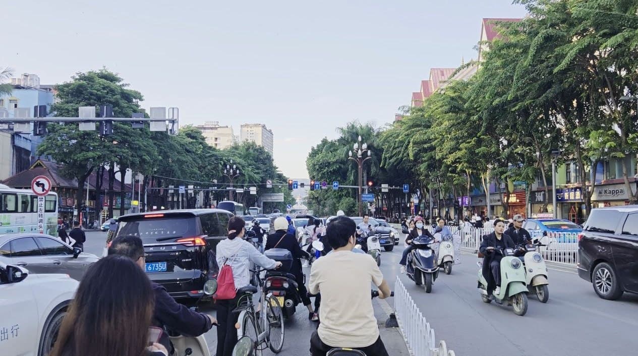 #泰国新闻 曼谷邦纳路口挪威男子袭击民众损毁手机 警方追查嫌疑人行踪 2026年8月3日消息,曼谷邦纳区两名当地居民向警方报案,在邦纳十字路口附近遭到一名挪威…