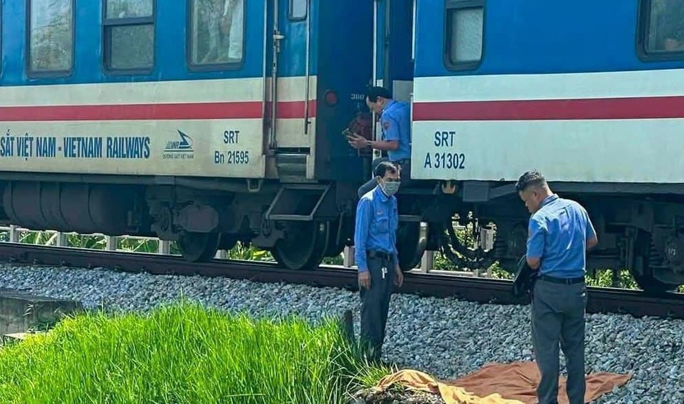 #越南新闻 乂安省八旬老妇无视道口警示横穿铁轨,遭列车撞击身亡,列车延误25分钟 2026年8月10日消息,乂安省蓝成乡一处铁路平交道发生伤亡事故。86岁的阮…