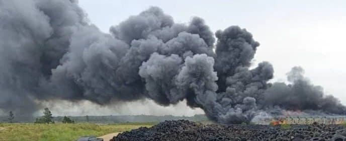 #泰国新闻 春武里回收厂起火 橡胶塑料废料助长火势 消防严防波及400米外学校 春武里府班布恩区一处回收厂发生火灾,厂区堆放大量橡胶、塑料等易燃废料,现场冒出…