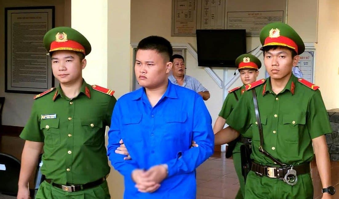 #越南新闻 斗鸡赛后结怨持自制燃烧瓶纵火伤人,男子一审以故意杀人罪获刑14年 2026年8月12日消息,同塔省法院作出一审判决,23岁男子潘黄南犯故意杀人罪,…