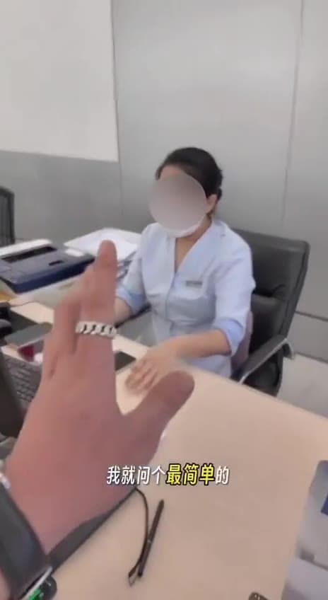 上海网友发视频称,家里老人用的手机号因疏忽欠费被自动注销,该号码绑定了社保卡 银行卡 微信支付宝,到营业厅重启时被工作人员告知该号码是“靓号”,重启需要预存6…