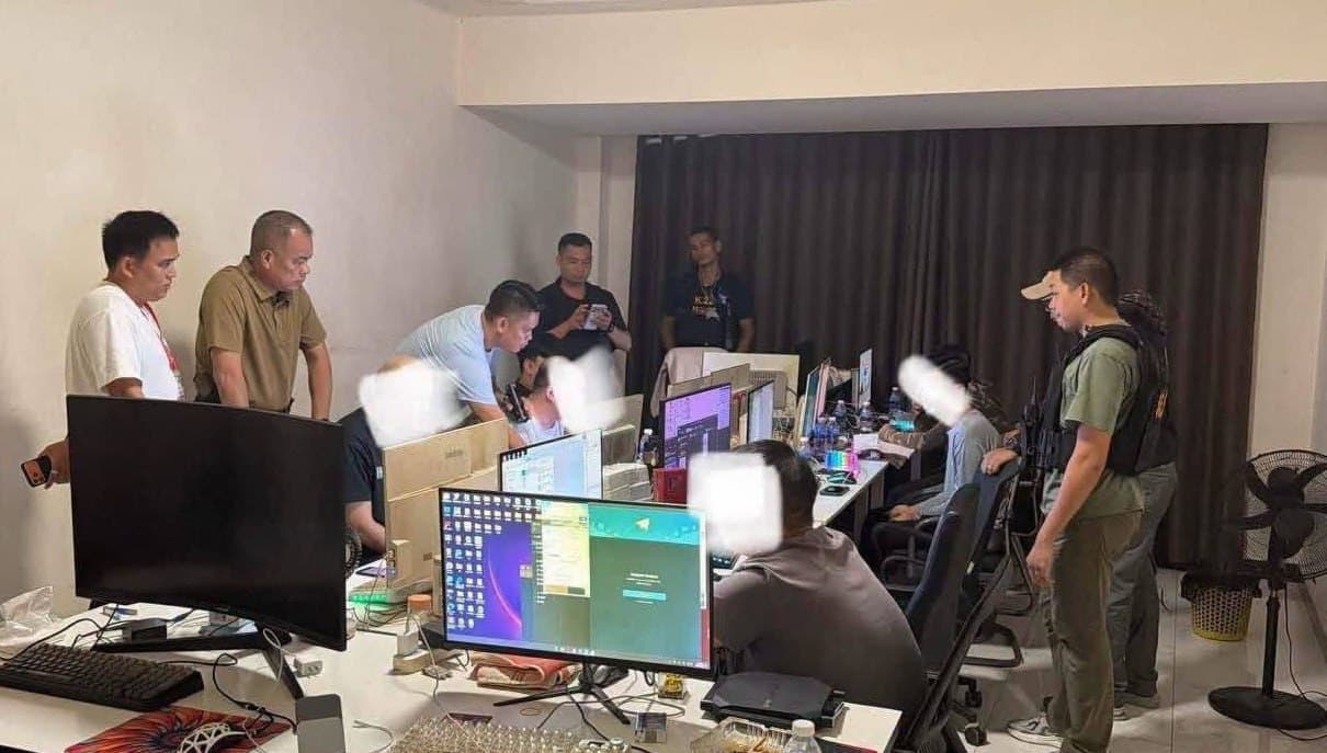 #柬埔寨新闻 西港重拳反诈!17名涉网诈人员被法院裁定临时羁押,含15名中国籍人员 2026年8月10日消息,西哈努克省初级法院调查法官正式下达裁定,对17名…