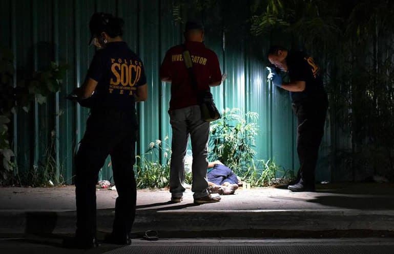 #菲律宾新闻 二手车交易酿成血案!中国男子购SUV遇害,4名外籍嫌犯被捕,涉案主犯潜逃遭追捕 2026年8月10日消息,菲律宾甲米地省曝出一桩恶性凶杀案件,起…