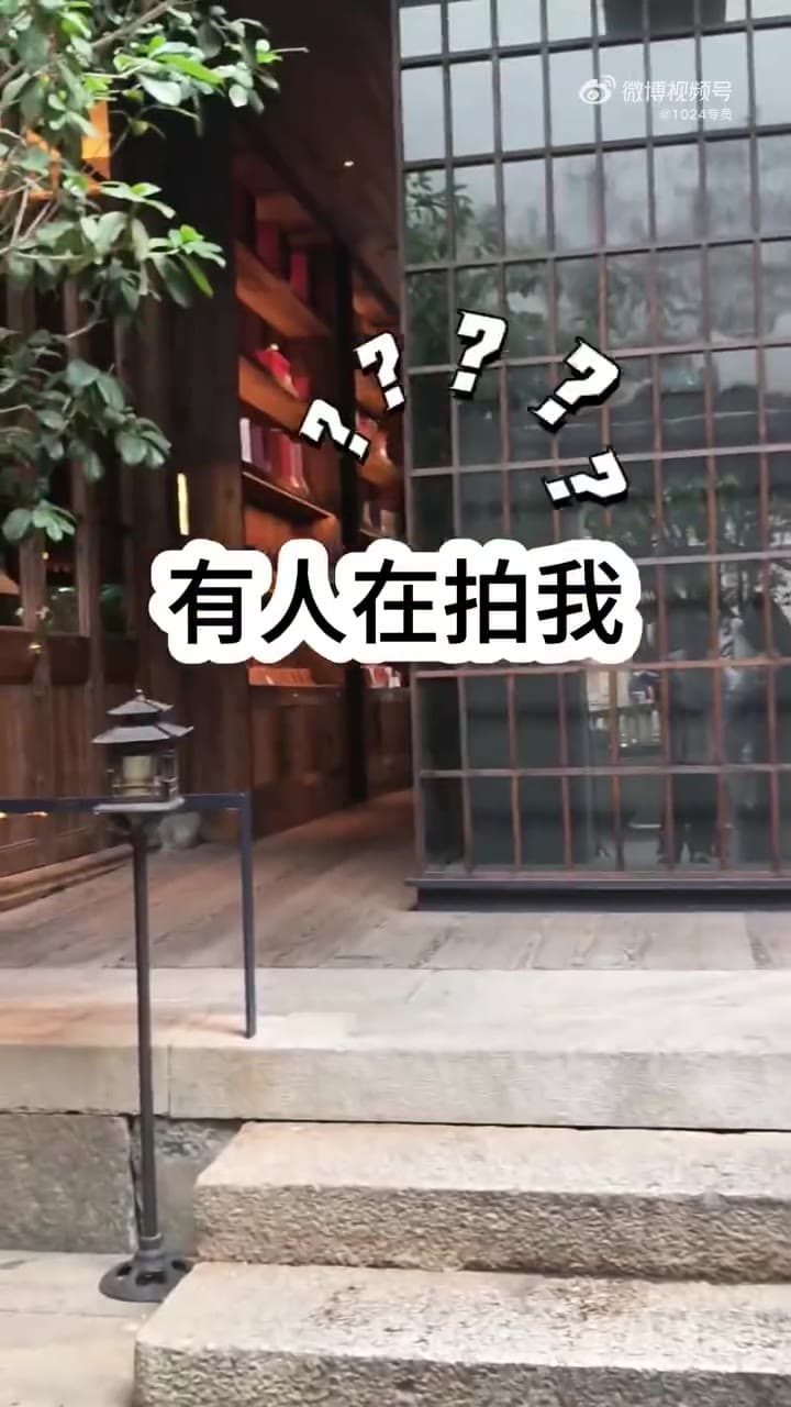 8月3日福州,女子在景区拍照时,路过的大爷举起手机,女子怀疑遭到偷拍,摄影师上前要求大爷打开手机相册检查! 大爷质疑:你有什么权利查看我的手机! 摄影师反驳:…