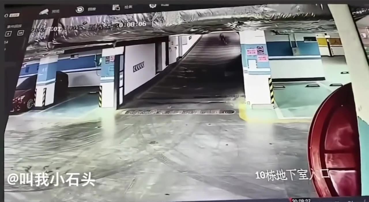 地下车库 #熊孩子 #自行车 冲坡 速度有点快(视频 1/1)